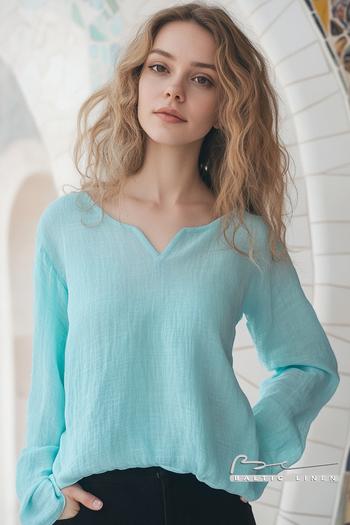Aqua blue linen outfit ideas for a stylish day in Barcelona